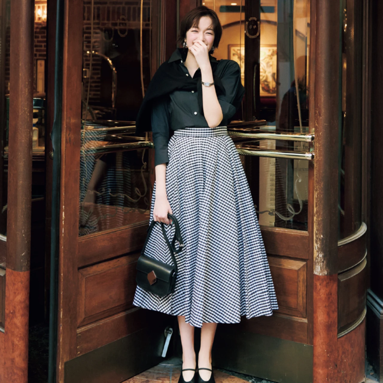 【この春イチオシ！甲深デザインのパンプス4選】フレアスカートが垢抜けるトレンドシューズ