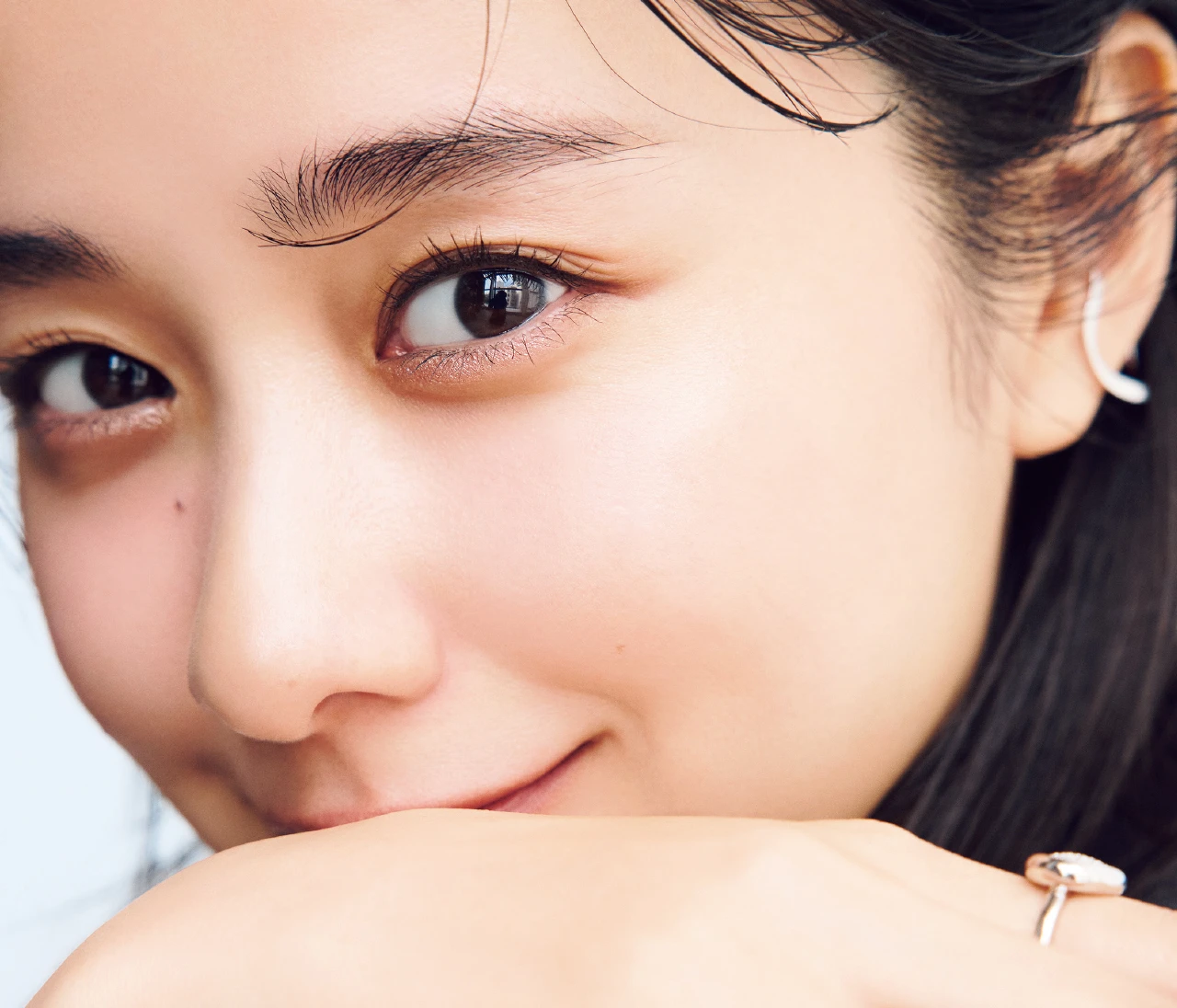 【堀田真由さんがお手本! 夏の最新キラキラアイメイク】繊細な瞬きを下まぶたにピンポイントでのせて