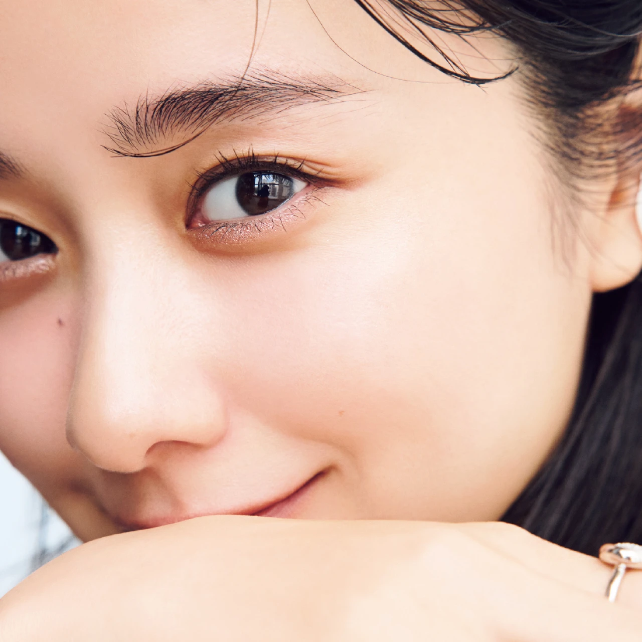 【堀田真由さんがお手本！ 夏の最新キラキラアイメイク】繊細な瞬きを下まぶたにピンポイントでのせて