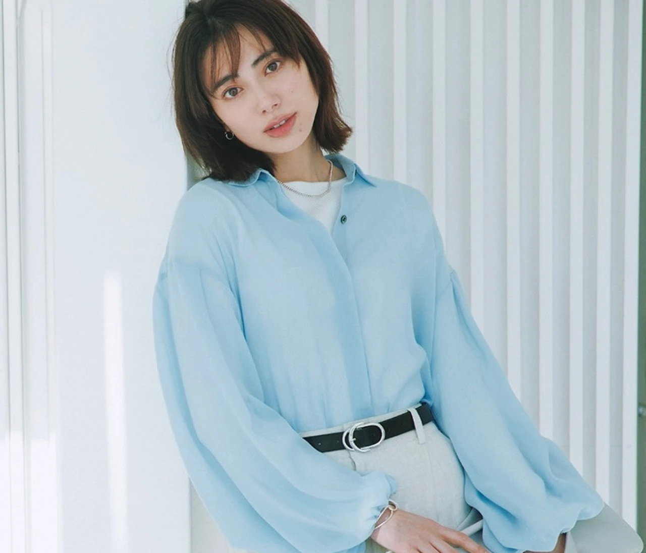 【可愛げシャツコーデ】エアリーな透け感シャツで清涼感を呼び込む【BAILA今日のコーデ】