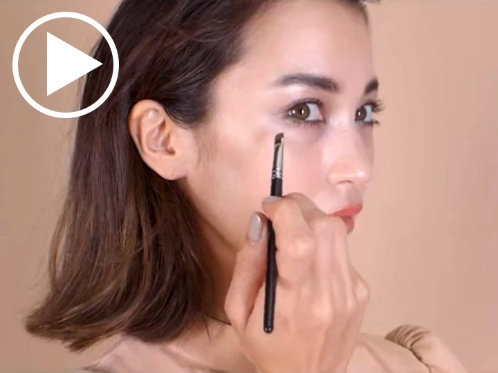 カーキのクリームシャドウでまなざしに憂いを〈3〉