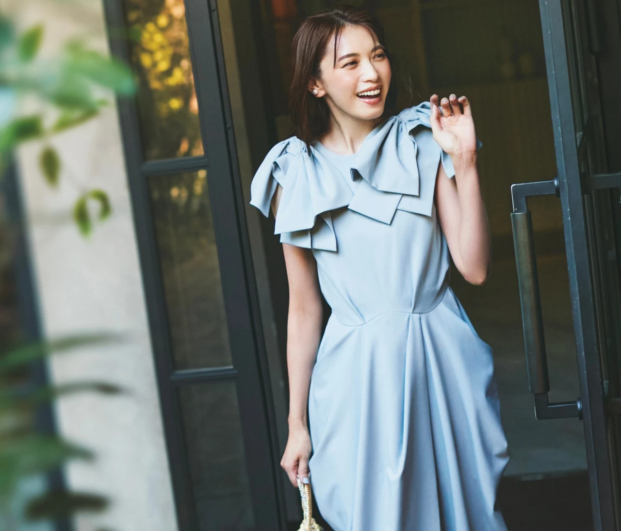 【お呼ばれ服コーデ】大人のカラードレスはモードな形が正解！【BAILA今日のコーデ】