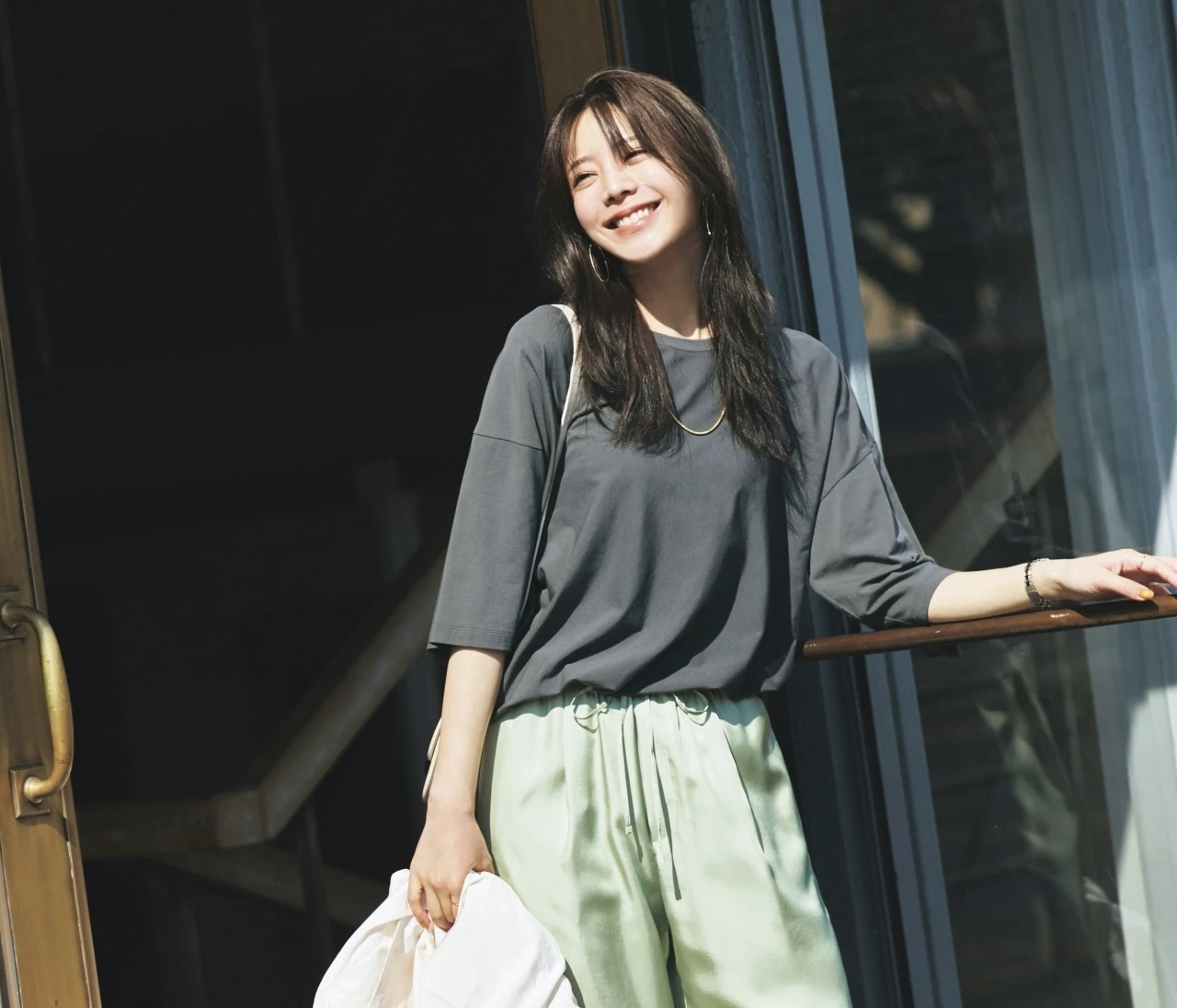 【Tシャツコーデ】光沢パンツ合わせできれいめにまとめて！【BAILA今日のコーデ】