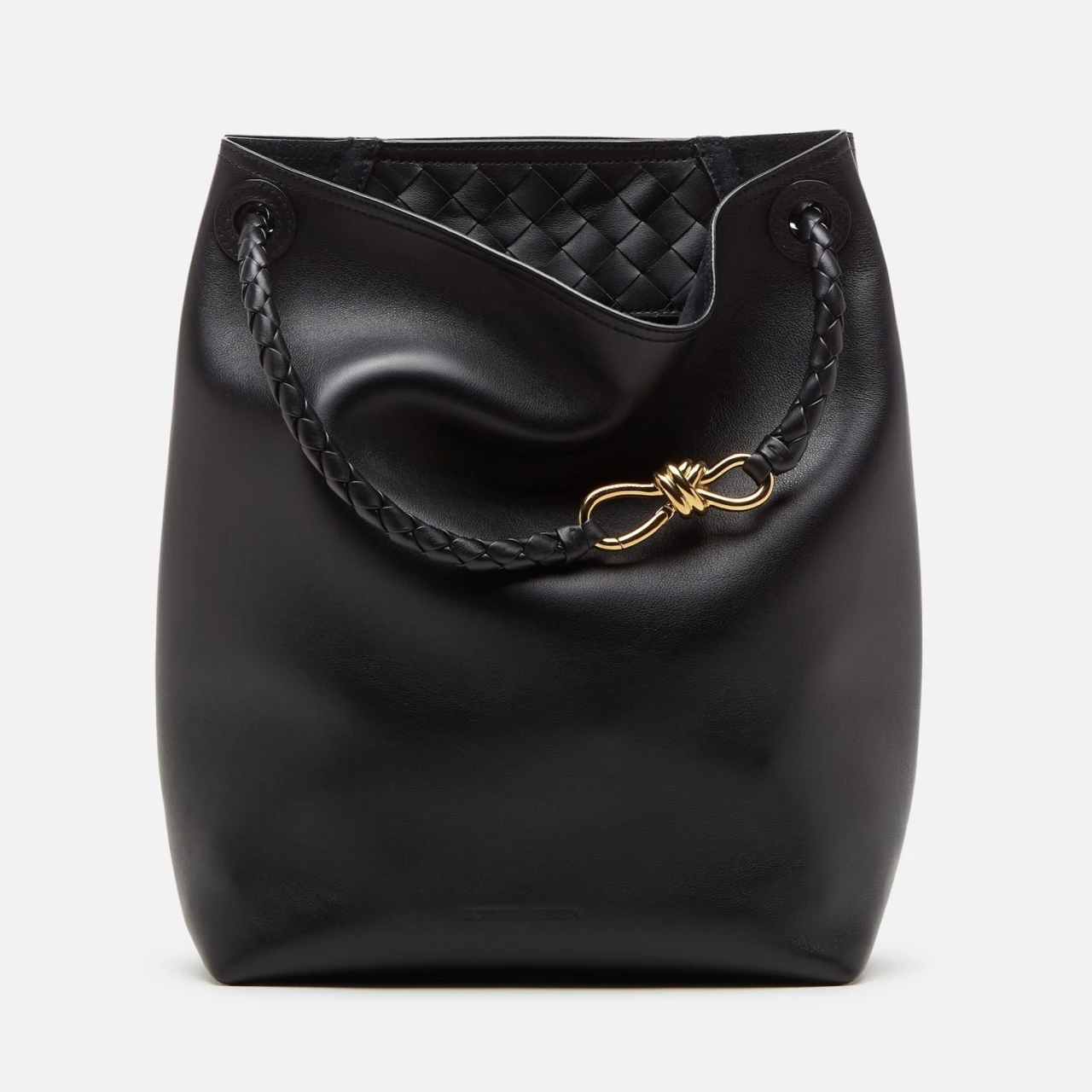 【ボッテガ・ヴェネタ新作バッグ】「アンディアーモ バケット」は、通勤にも休日にも寄り添う上質バッグの新定番