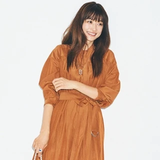 透け素材のフラット靴で抜け感を!【脱・コンサバのブラウン・ベージュワンピコーデ】