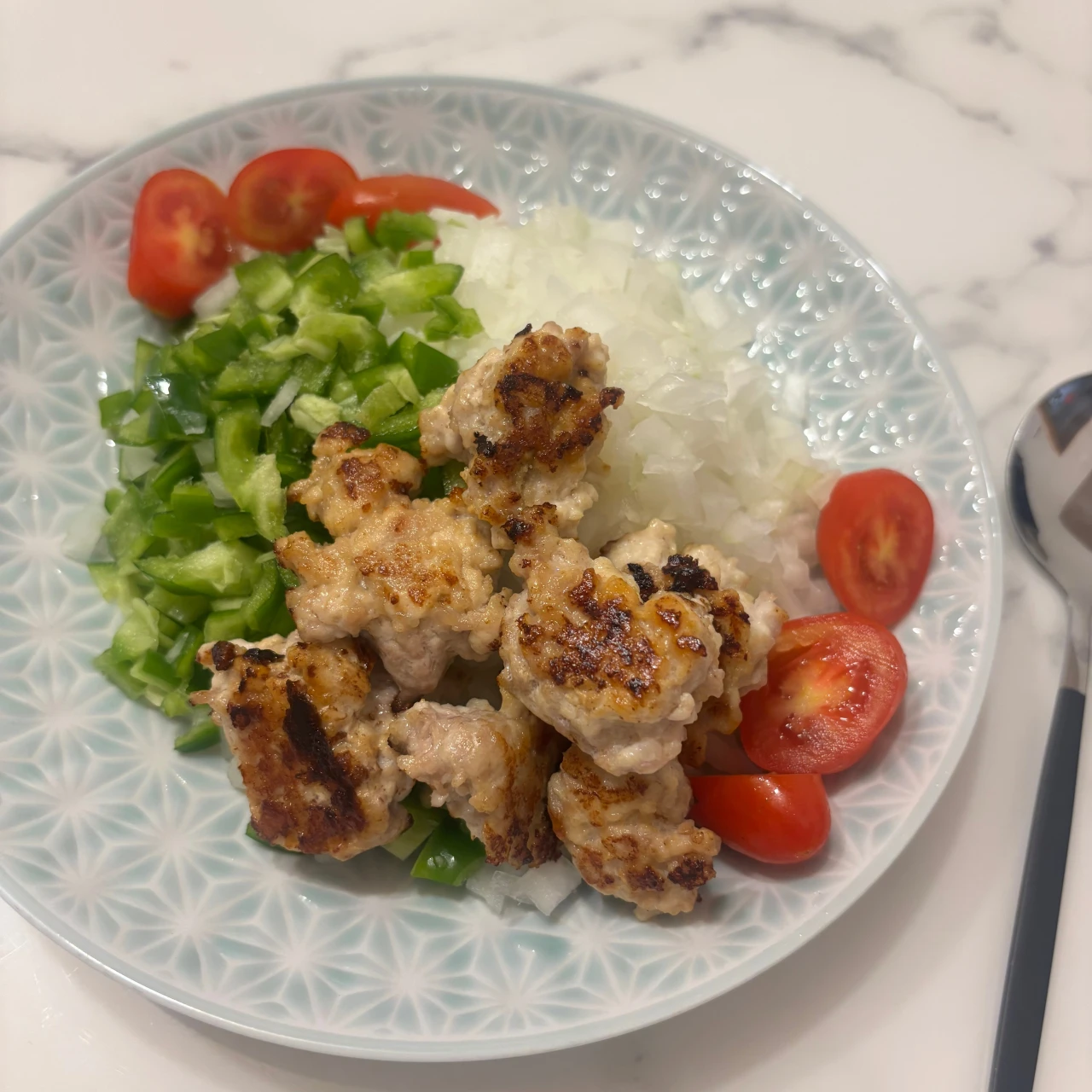 SNSで話題!長谷川あかりさんの「完全栄養まぜごはん」