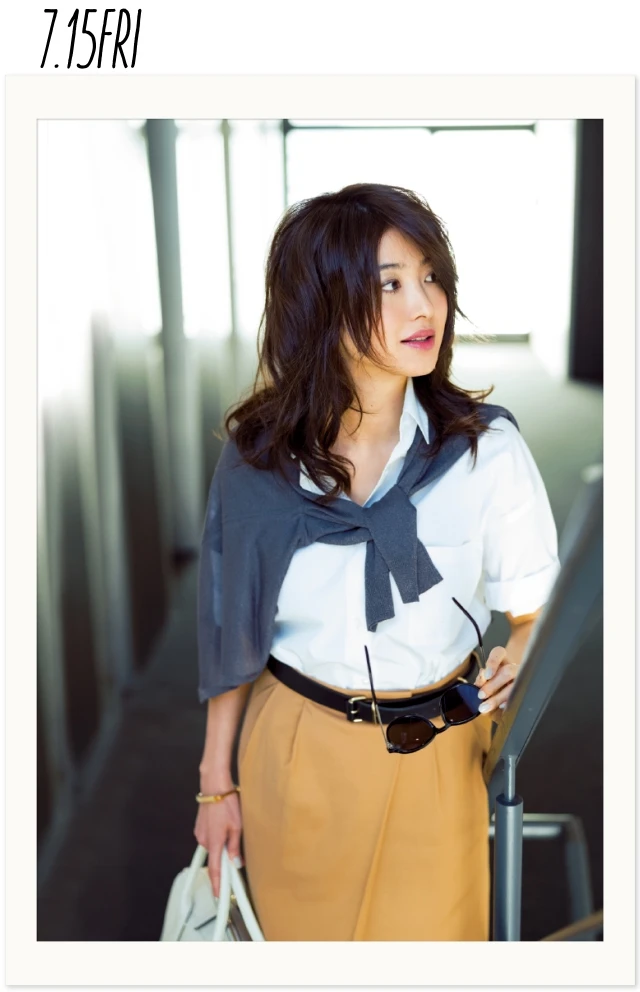 涼しげさと信頼感を一気に追加！　暑い日の白シャツコーデは、襟＆袖が肝心！　