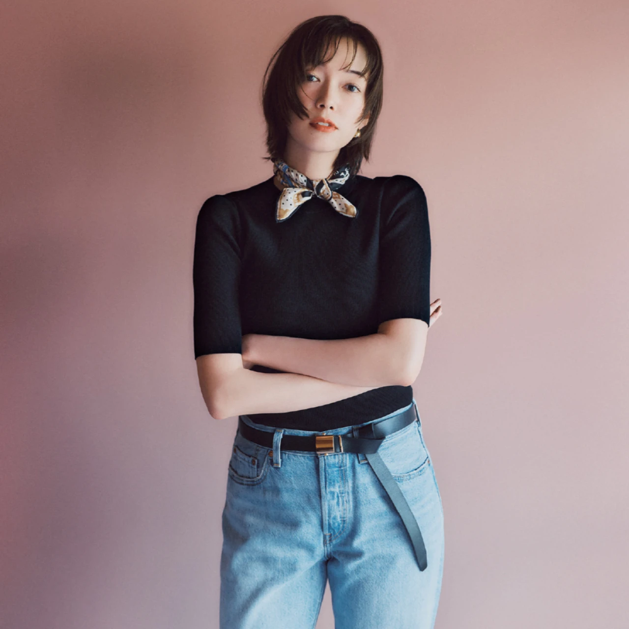 【素敵な彼女の“抜け感”の正体】「スカーフ」&「ベルト」はねじって、垂らして抜け感を