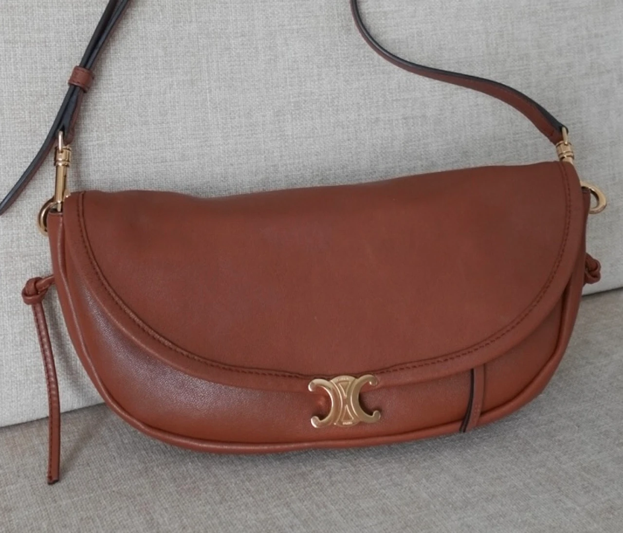 【セリーヌ（CELINE）】人気バッグ「リトル ハーフムーン ソフト トリオンフ」を購入！ こっくりキャメルが秋にぴったり♡【エディターズピック】