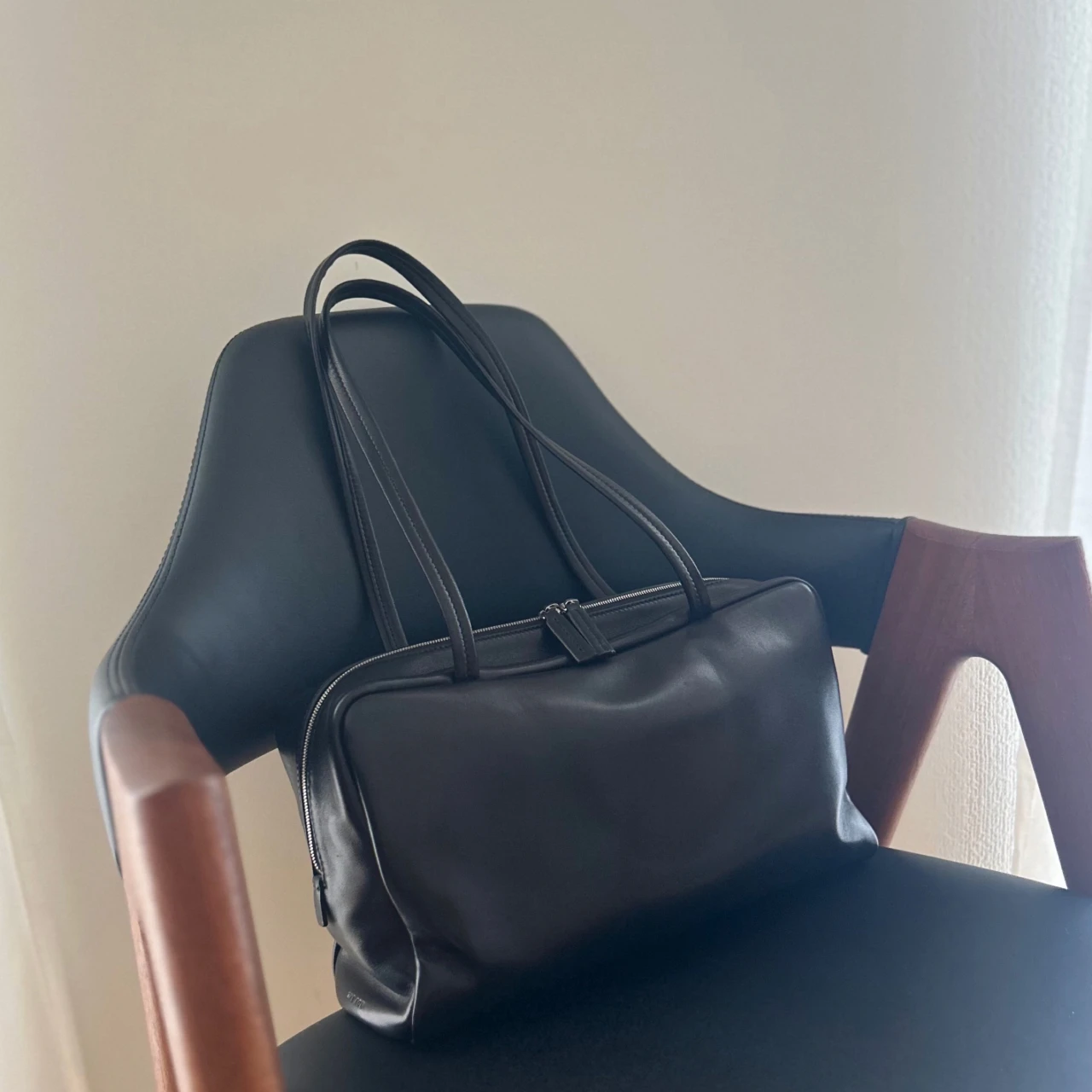 【The Row(ザ ロウ)】の黒バッグは30代が求める"最高の普通”を叶えてくれた【エディターズピック】