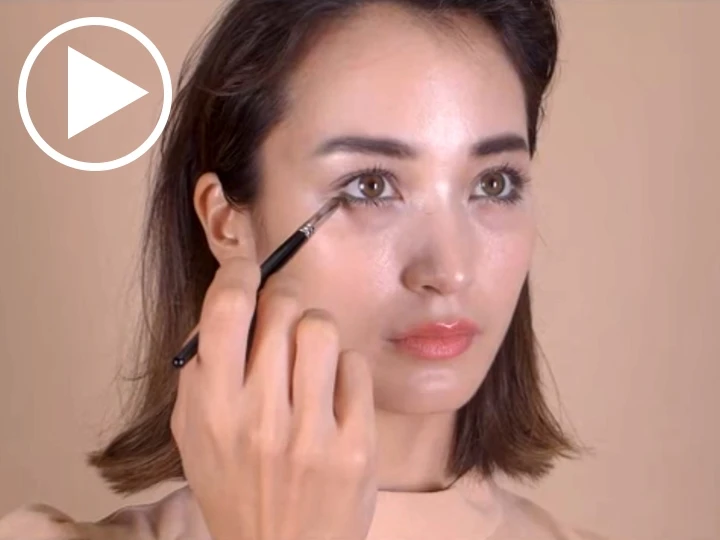 カーキのクリームシャドウでまなざしに憂いを〈2〉