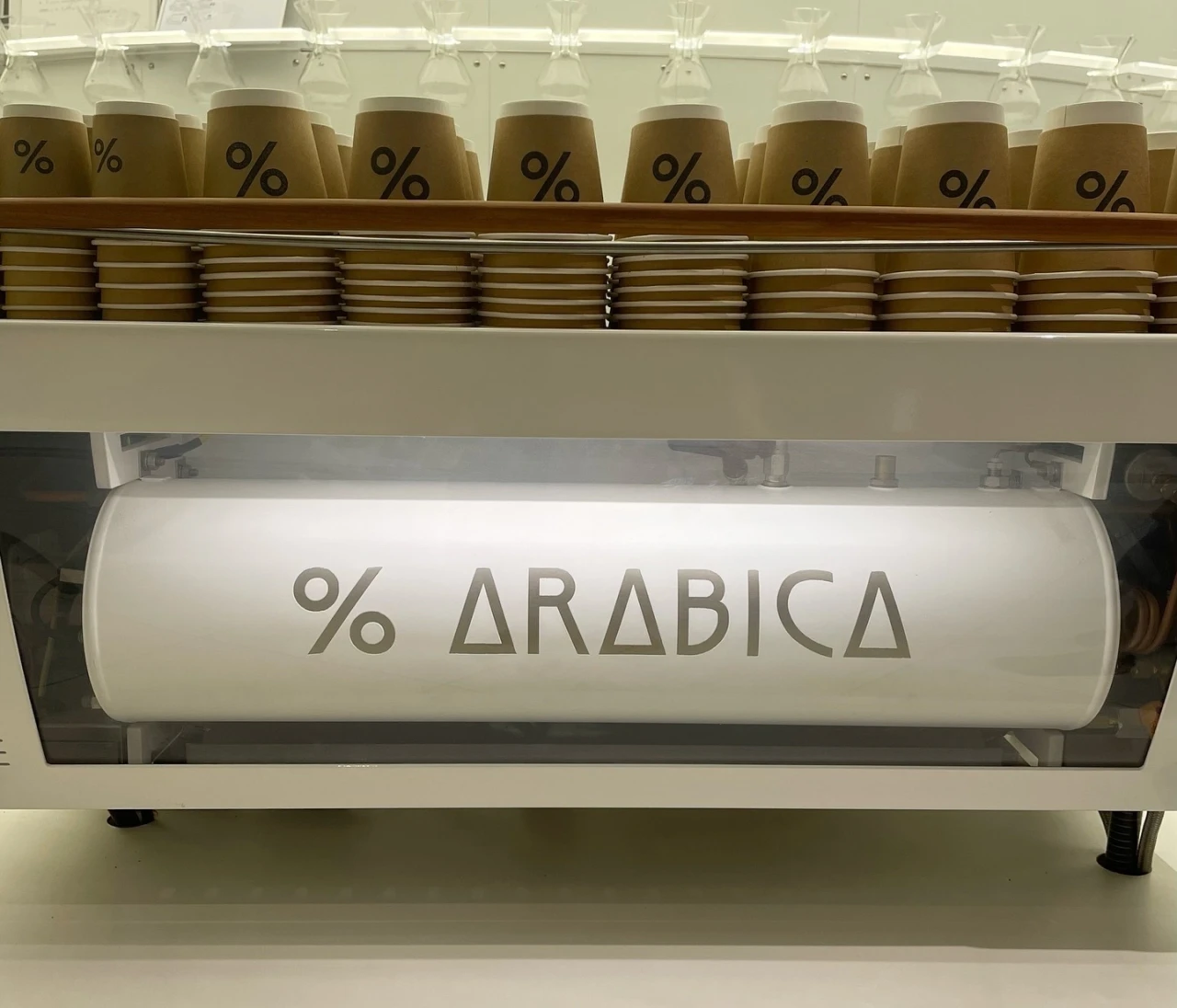 空港ラウンジのような”現代美”　広州のアラビカで味わうスパニッシュラテ