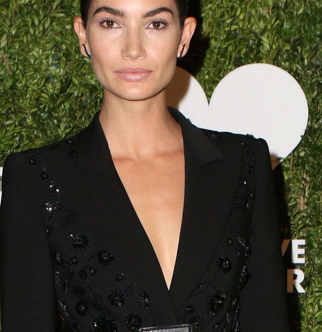 きらきらビジューで黒に華やか盛り♥リリー・オルドリッジのお呼ばれブラック【日めくりセレブ】