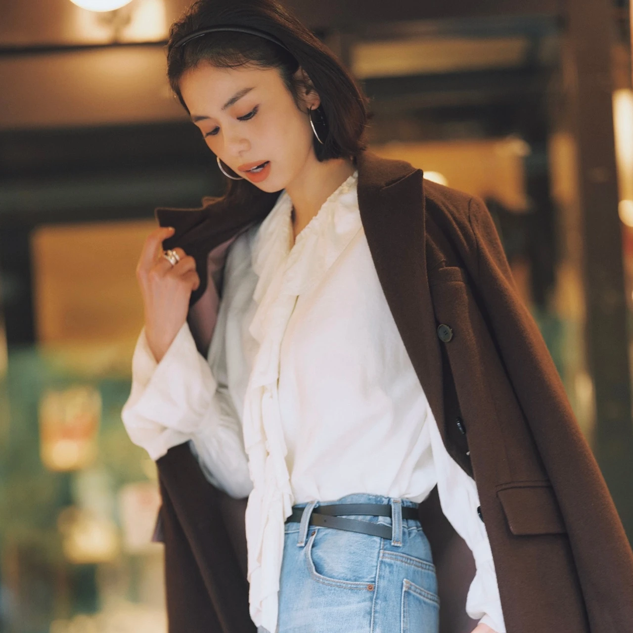 【高コスパ ブラウスコーデ】オンオフ活躍するラッフルブラウスが今日の主役【BAILA今日のコーデ】