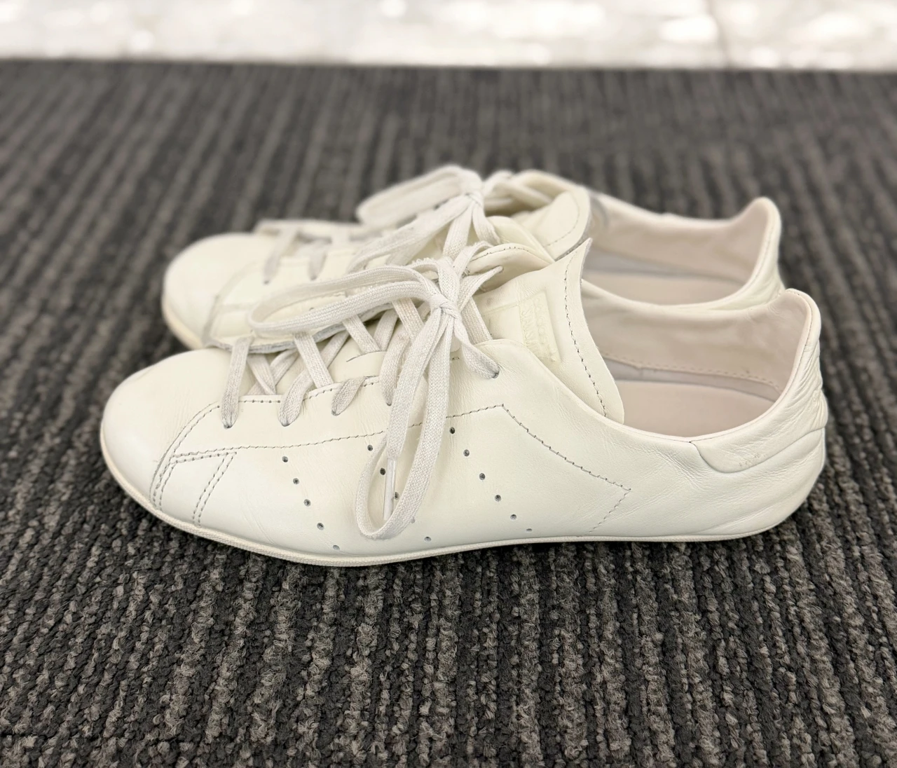 【adidas（アディダス）】究極ミュートな白スニーカー、スタンスミス ロープロ発見！【エディターズピック】