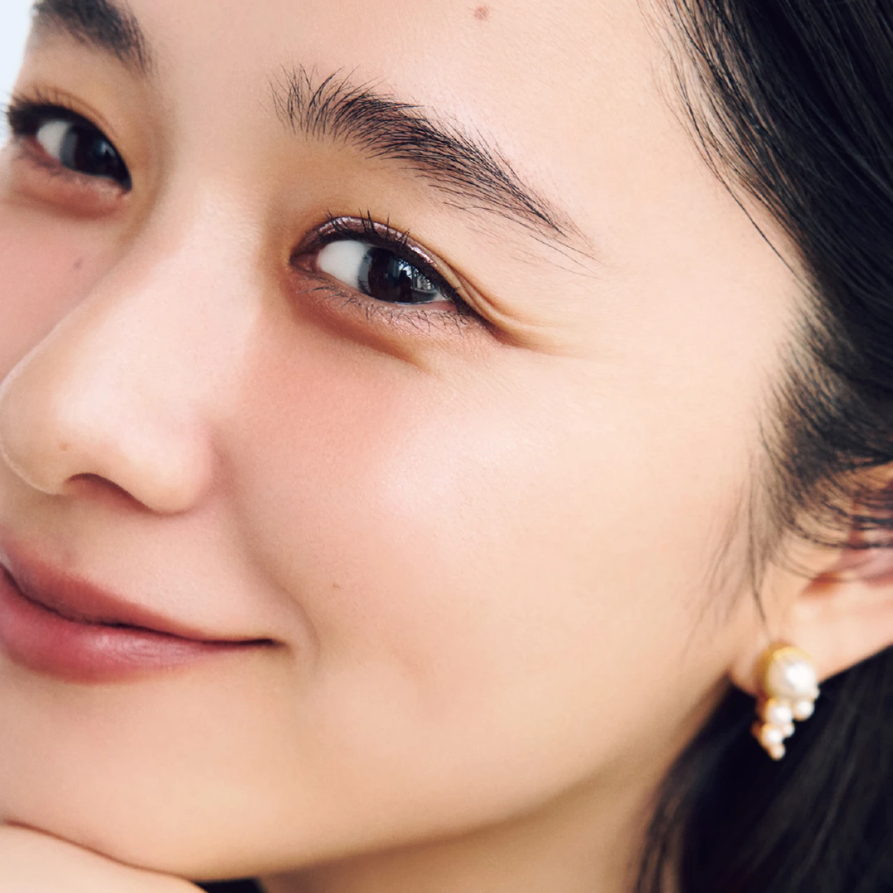 【夏の最新キラキラアイライナー】堀田真由さんがお手本！ グリッターでまなざしの狭間にきらめきを仕込んで