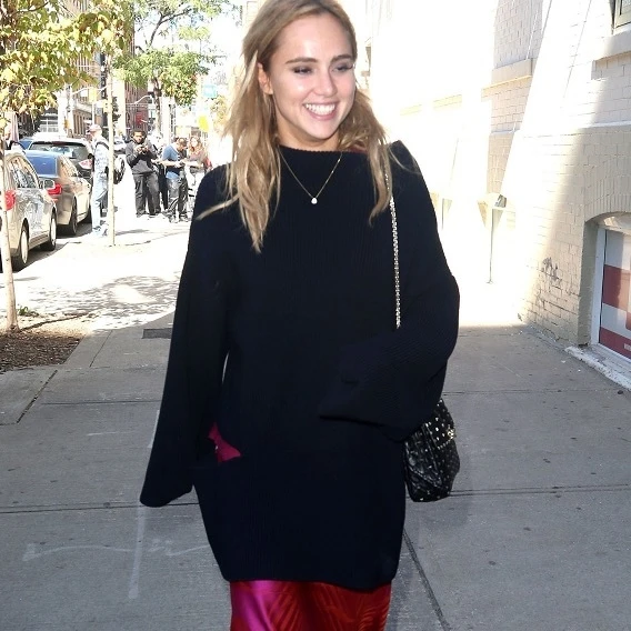 スキはフラットシューズでも女っぽい【日めくりセレブ】