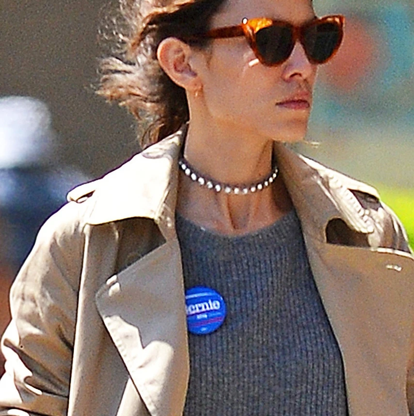 定番トレンチ、アレクサ・チャンは小物でアップデート【日めくりセレブ】