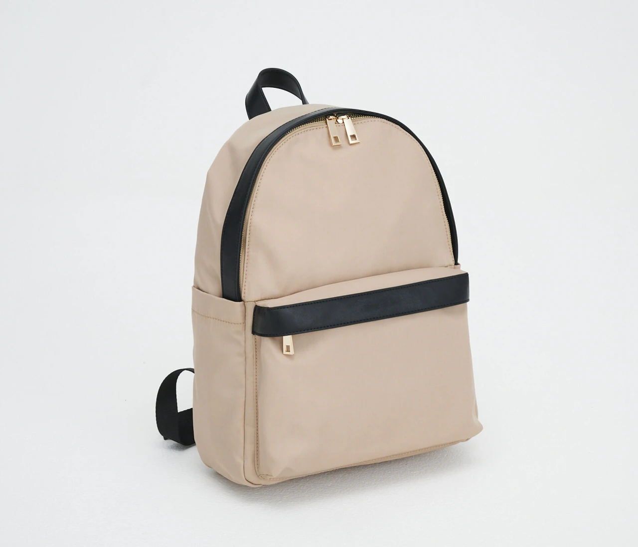上品なバイカラーが好印象！ 「トーナル」の軽量リュック【優秀通勤リュック】