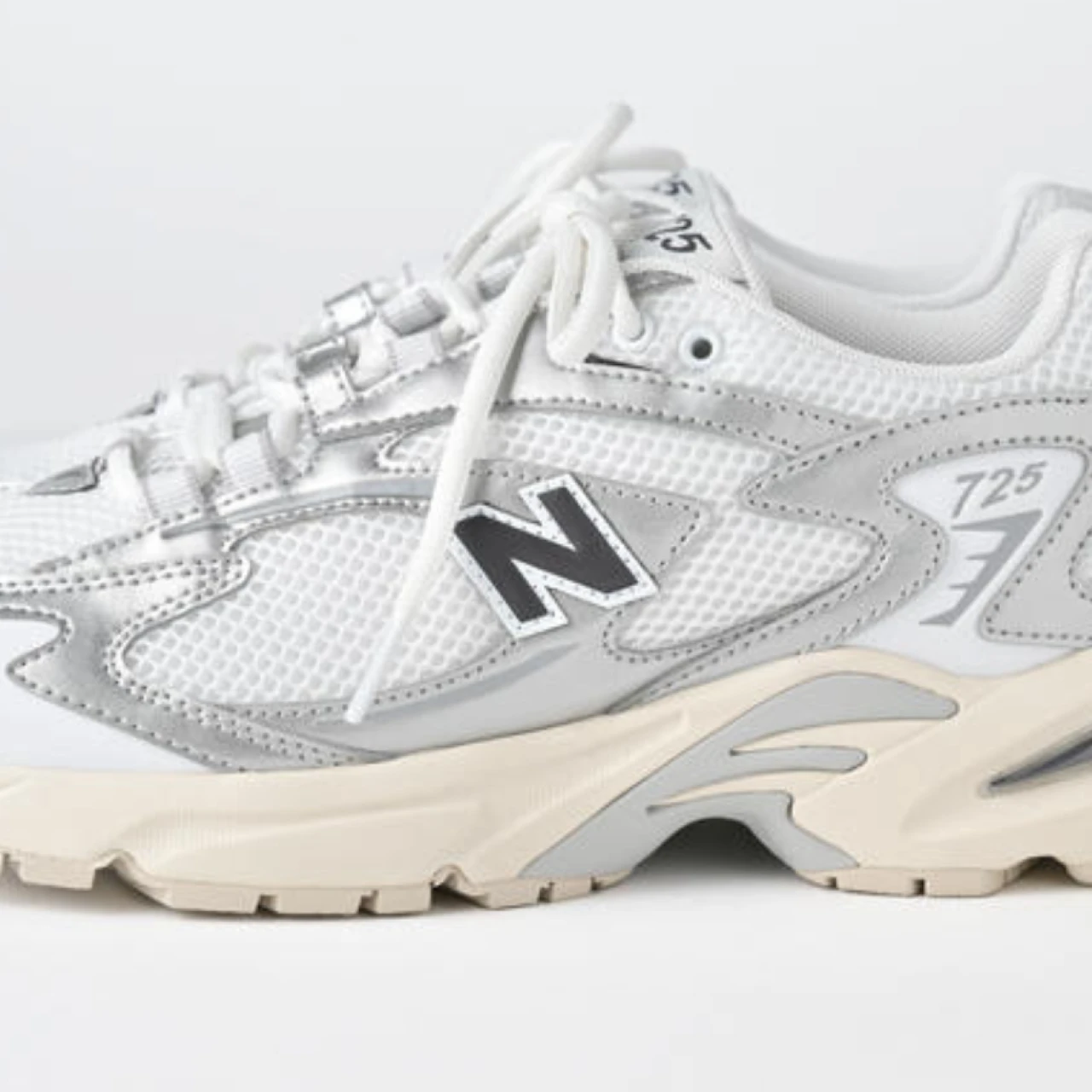 【2025年】大人女子が買うべきニューバランス 白スニーカー6選! ML725、530、574…定番シリーズから厳選 着用レビューも