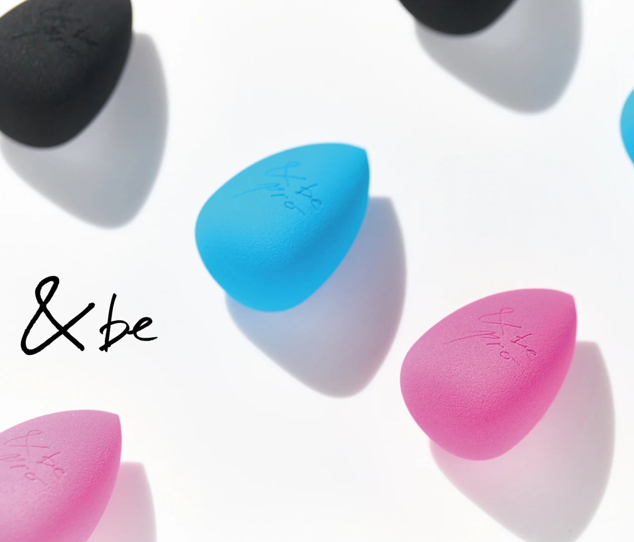 【＆be】人気メイクスポンジに新色。気分の上がるビビッドカラーで朝のメイクが楽しく！