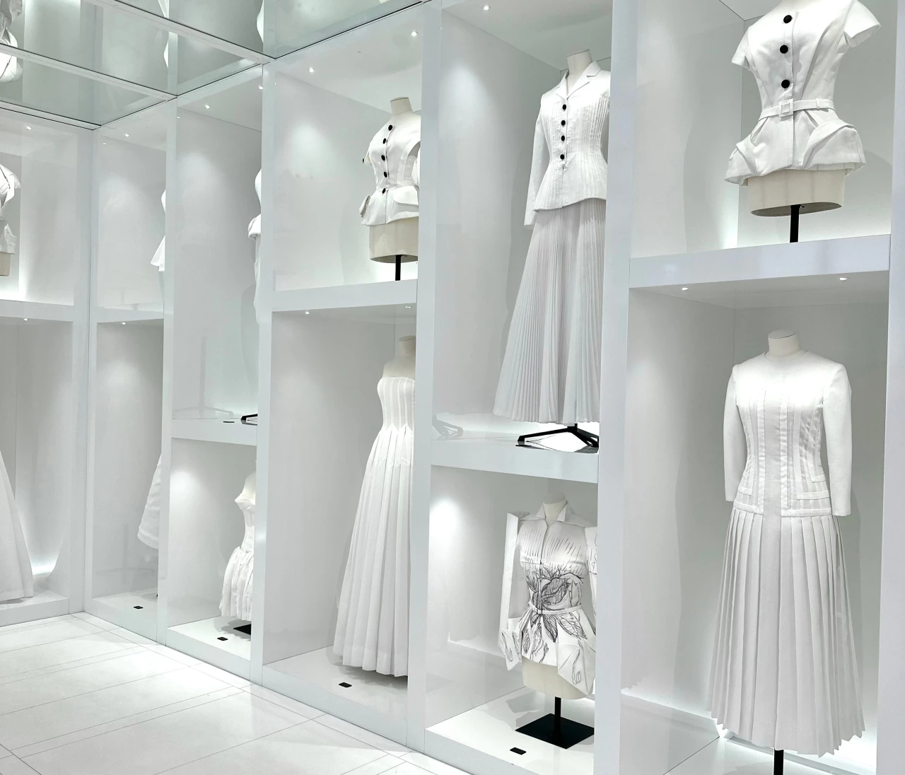 夢の空間へ。パリ・ディオール美術館で体感する、オートクチュールの魔法【パリ、ロンドン旅行記-vol.5-】