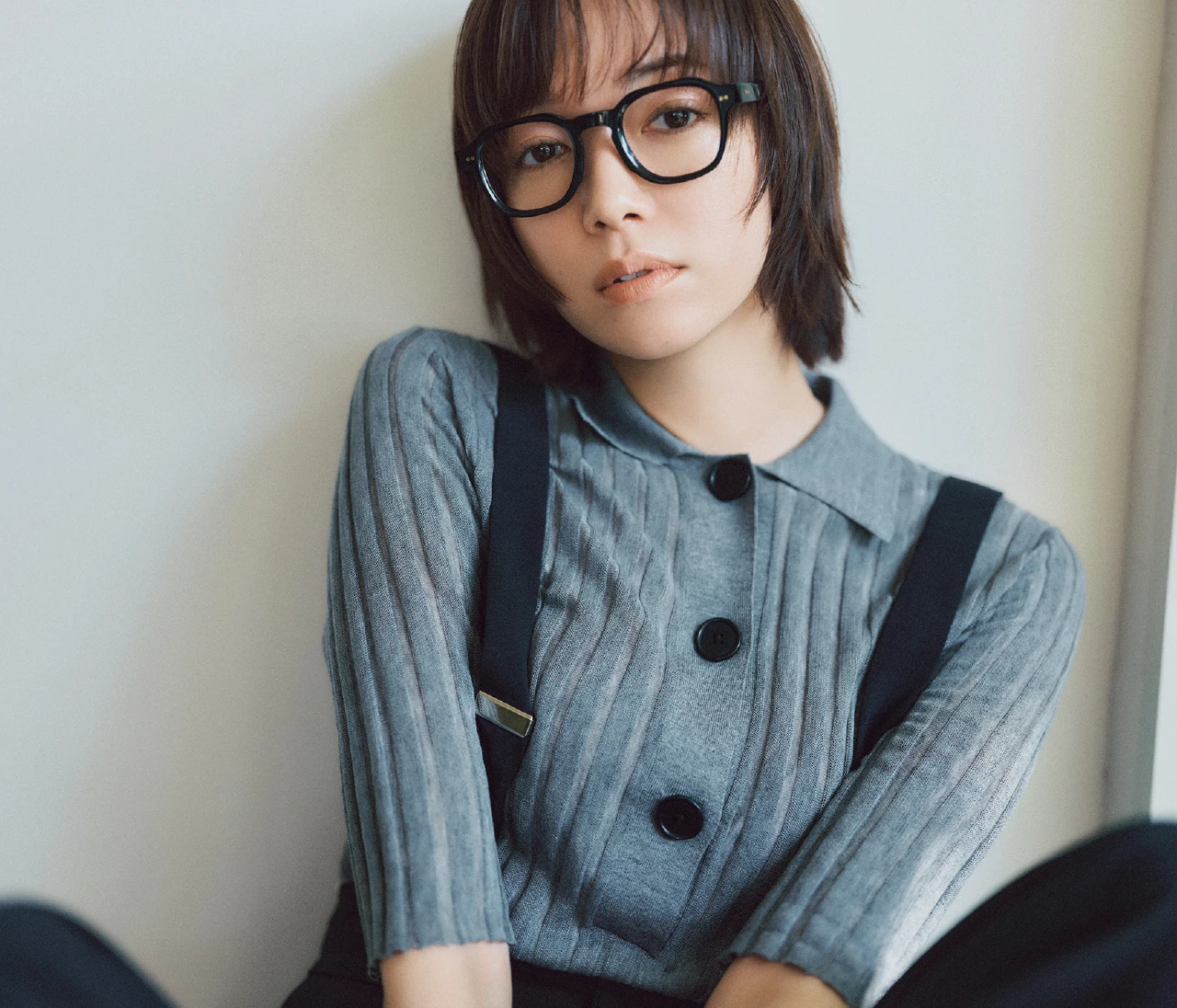 【素敵な彼女の“抜け感”の正体】「アクセサリー」は一点を主役に。「メガネ」はメイクで抜くのがルール