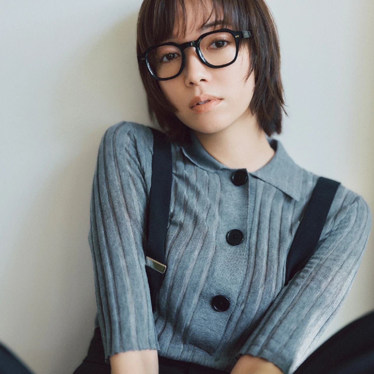 【素敵な彼女の“抜け感”の正体】「アクセサリー」は一点を主役に。「メガネ」はメイクで抜くのがルール