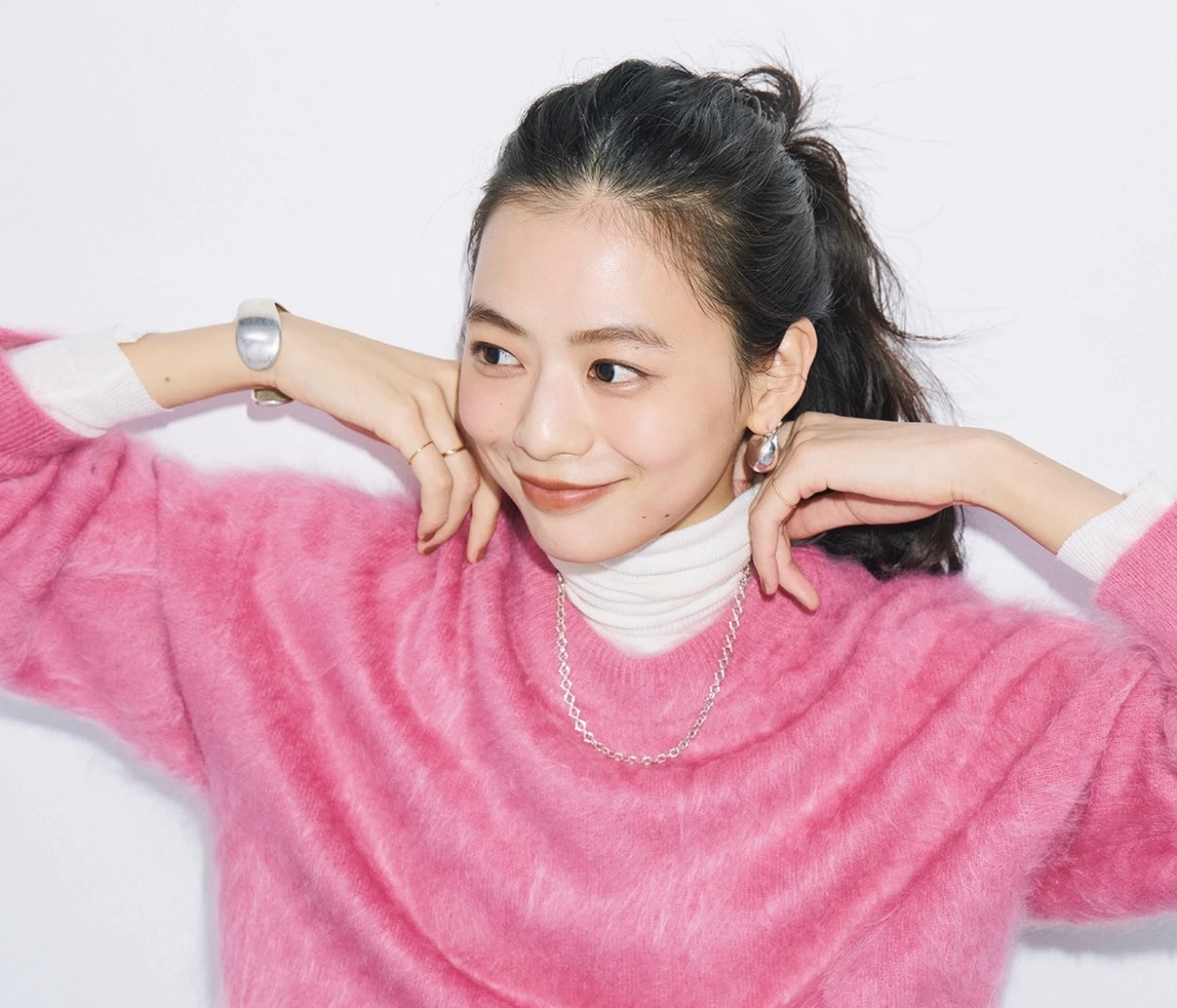 【ベルトコーデ】存在感あるベルトとアクセは同素材ならすっきり垢抜ける【BAILA今日のコーデ】