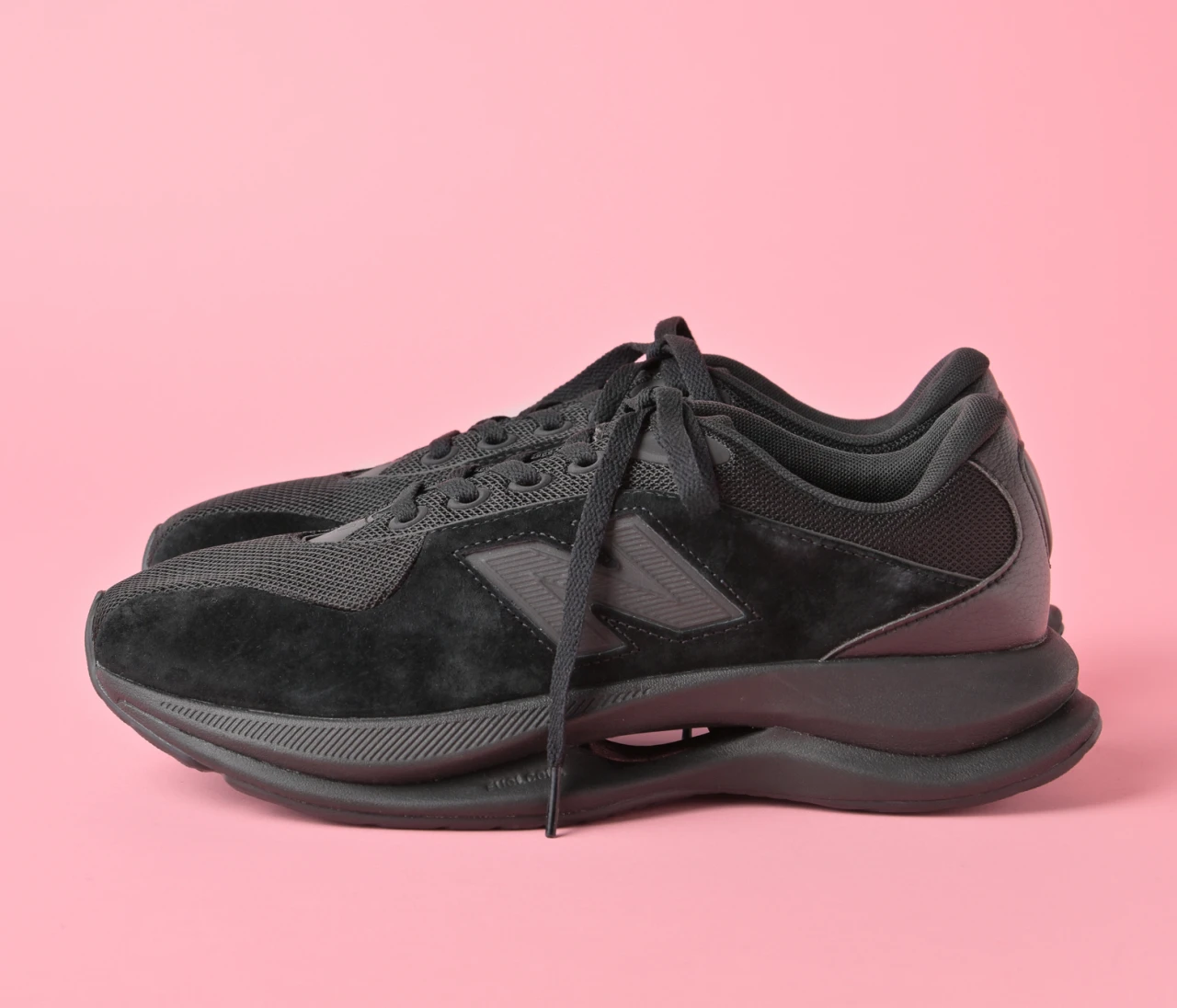 「ニューバランス」から上品に履けるテック系スニーカー「TF100」が登場！【きれいめ服に似合う黒スニーカー】