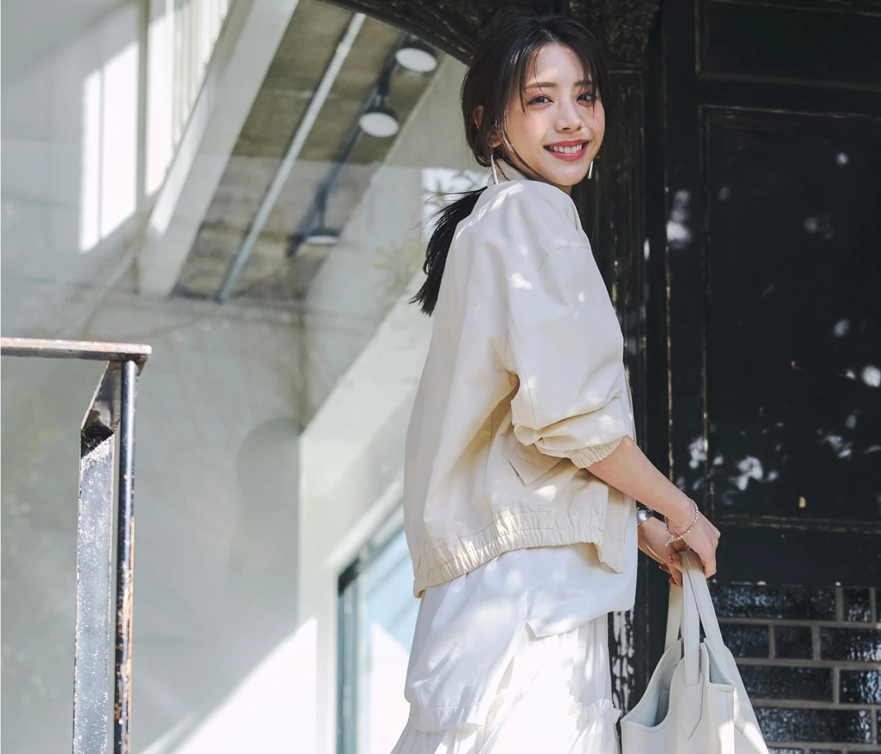 【シルバースニーカーコーデ】スカートコーデはラフな足元で抜け感を【BAILA今日のコーデ】