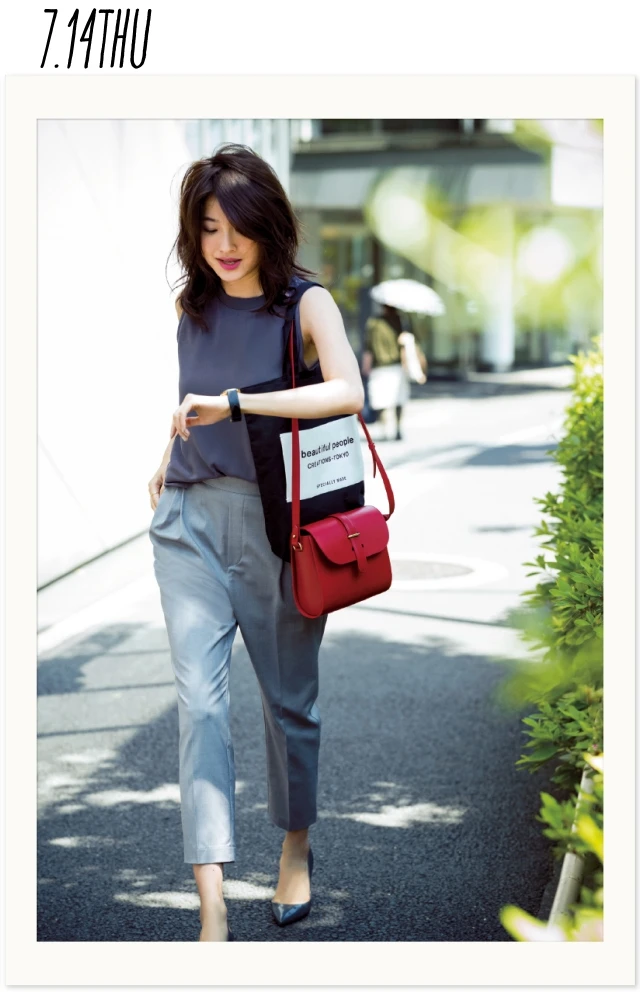 落ち着いた涼しげ感。夏のパンツスタイルは、グレートーンでまとめるのが正解