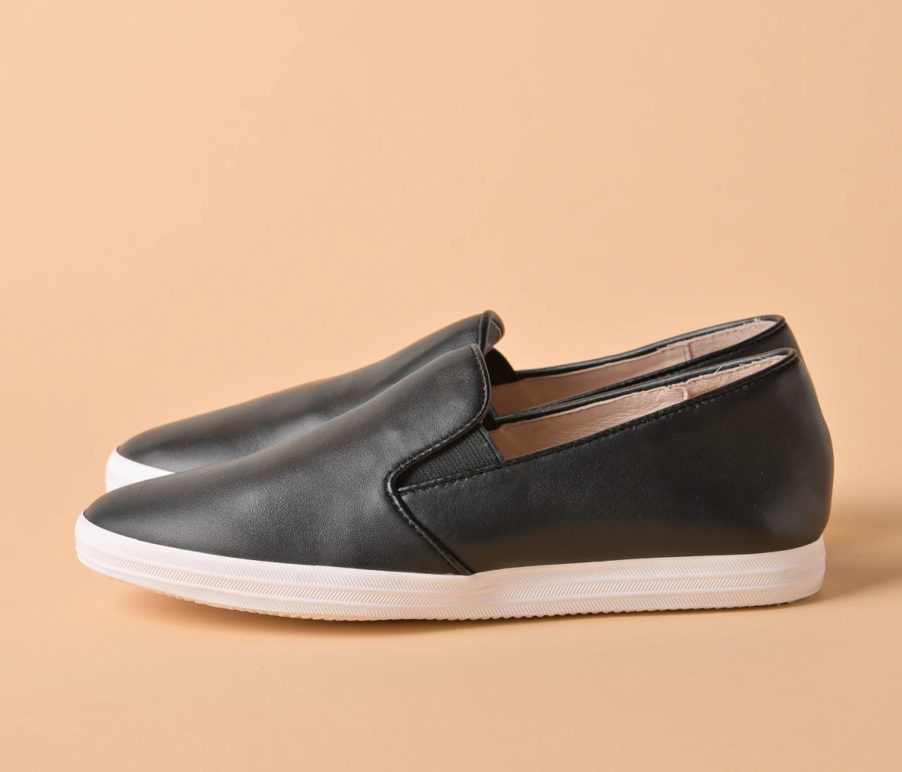 軽くて柔らかい！ 「WASH」の大人気スリッポンは通勤にも頼れる【きれいめ服に似合う黒スニーカー】