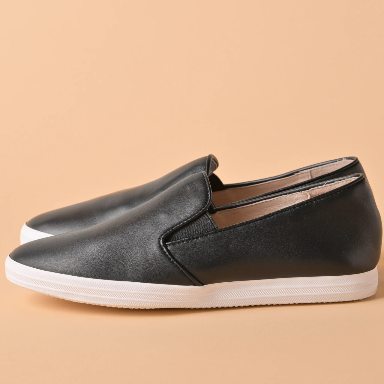 軽くて柔らかい！ 「WASH」の大人気スリッポンは通勤にも頼れる【きれいめ服に似合う黒スニーカー】