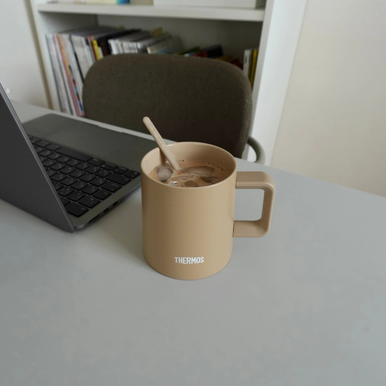 サーモスの真空断熱マグカップが超優秀! デスクワークが快適になった話【エディターズピック】