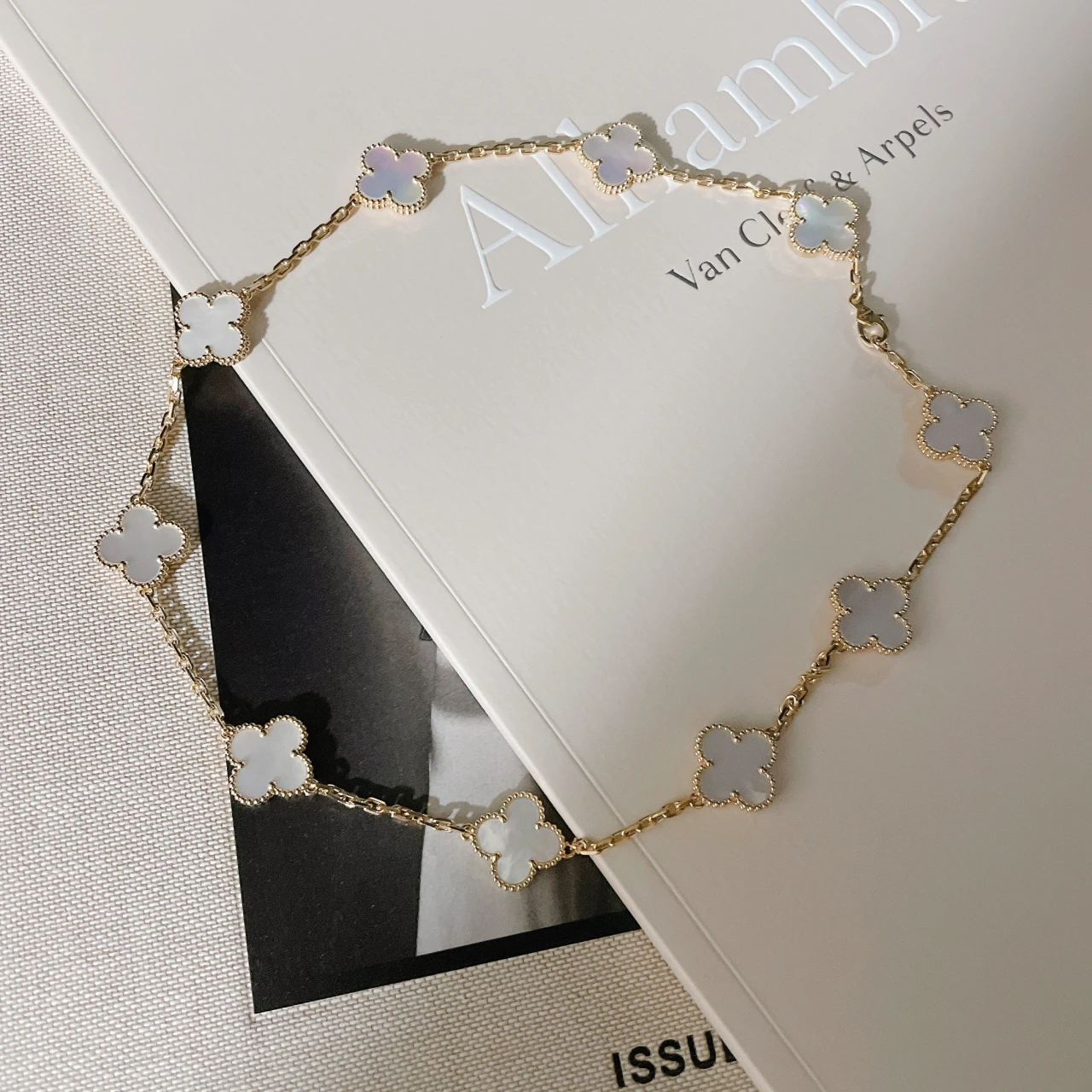 一生ものに♡アルハンブラ ネックレス 10モチーフは万能な“白”