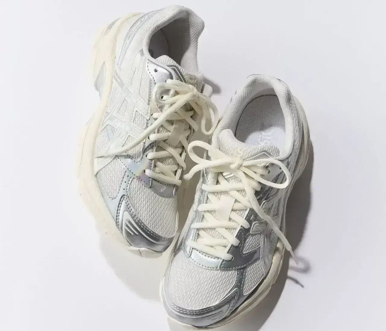 【通勤スニーカー４選】春は軽やかな色がポイント！