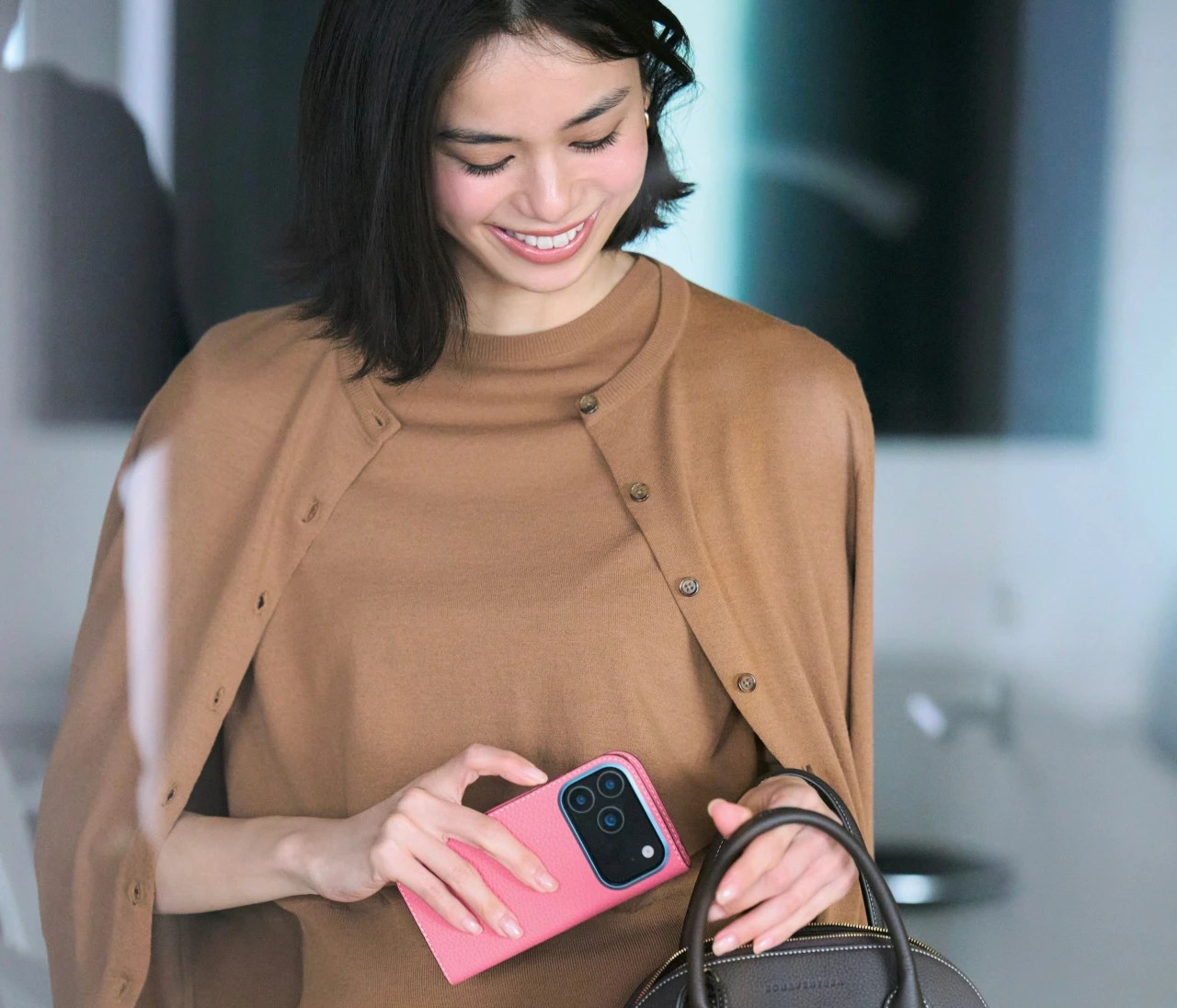 【ニットコーデ】ニットには上品レザーバッグに、キュンとするチャームを重ねづけ【BAILA今日のコーデ】