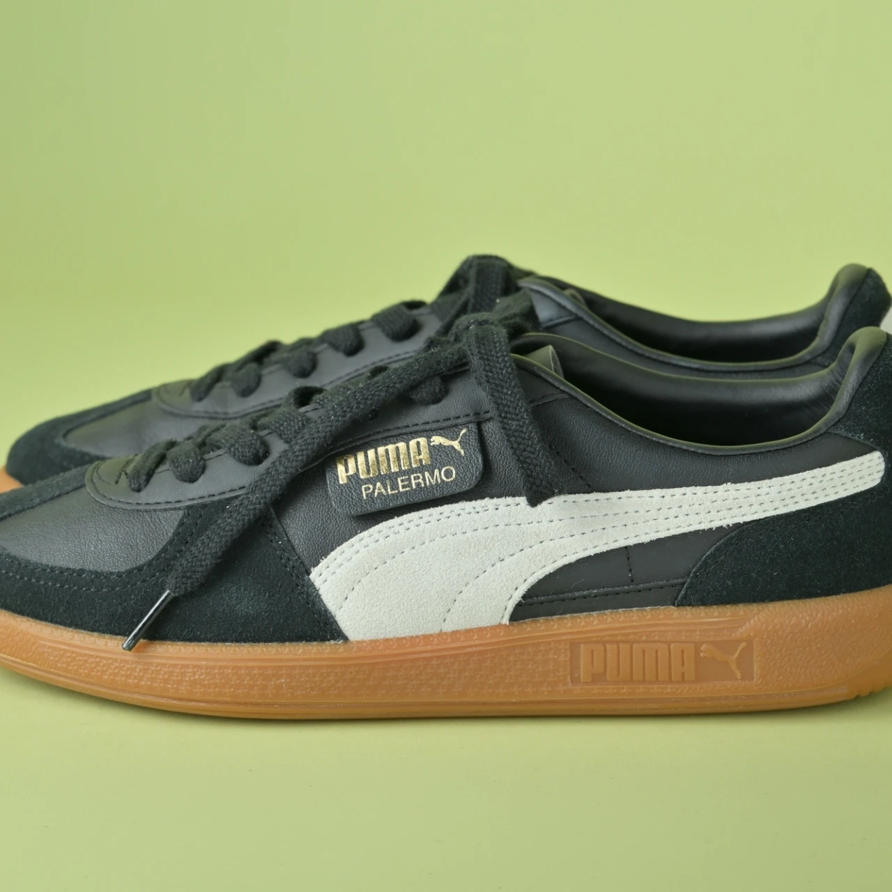 大人が品よく履ける。「PUMA(プーマ)」の「パレルモ LTH」【きれいめ服に似合う黒スニーカー】