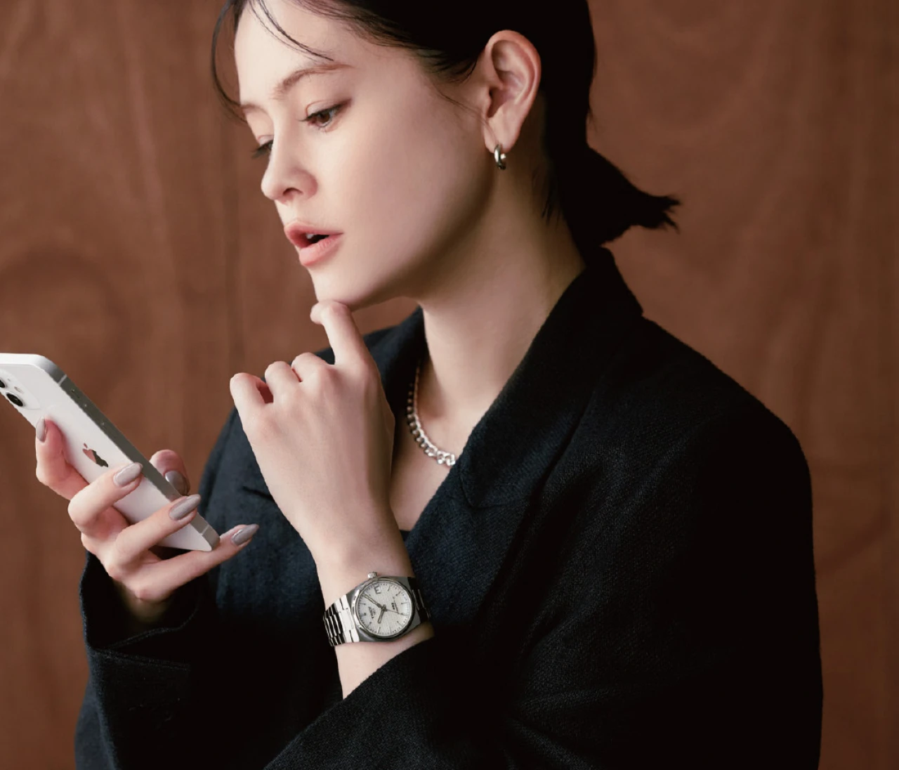 予想最高気温23度/スーツに似合うマニッシュな腕時計で辛口仕上げ【BAILA今日のコーデ】