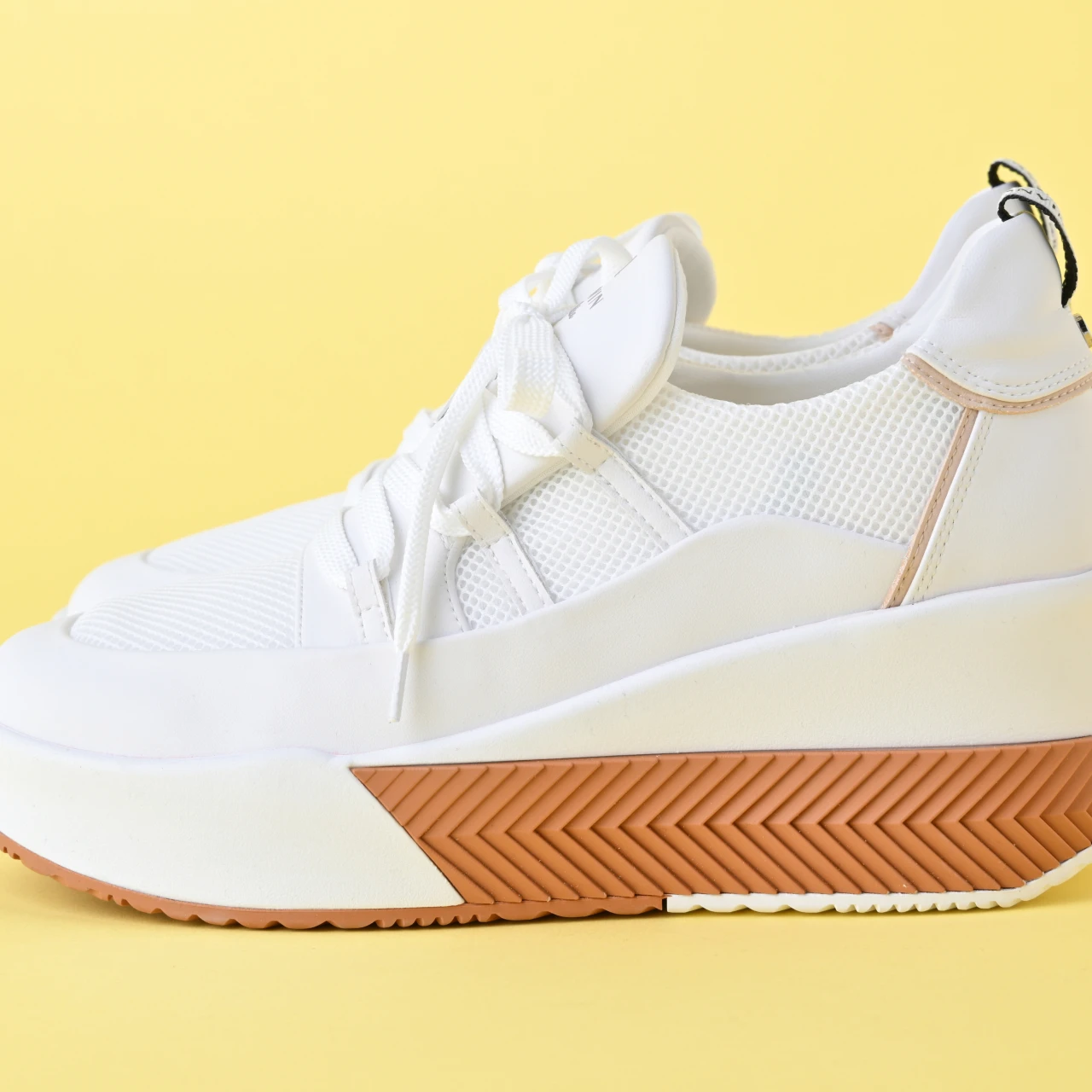 【LANVIN en Bleu(ランバン オン ブルー) 白スニーカー】着用レビューも! フェミニン派におすすめしたい、きれいめデザインの厚底スニーカー「きれいめ服に似合う白スニーカー vol.93」