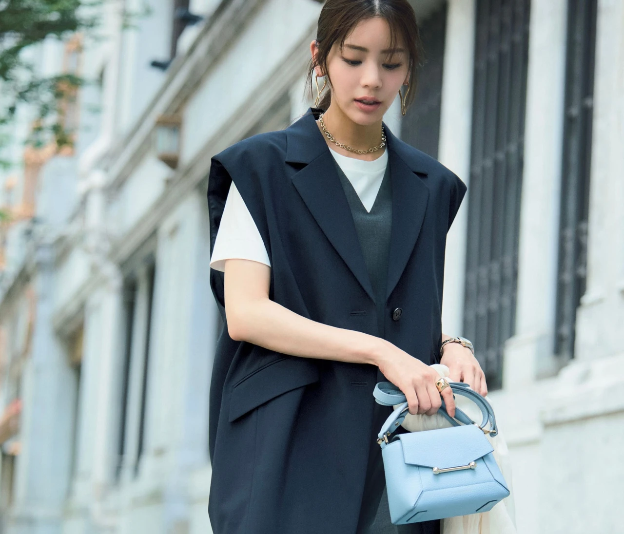 予想最高気温35℃／オールインワンにジレを羽織り秋モードへ【BAILA今日のコーデ】