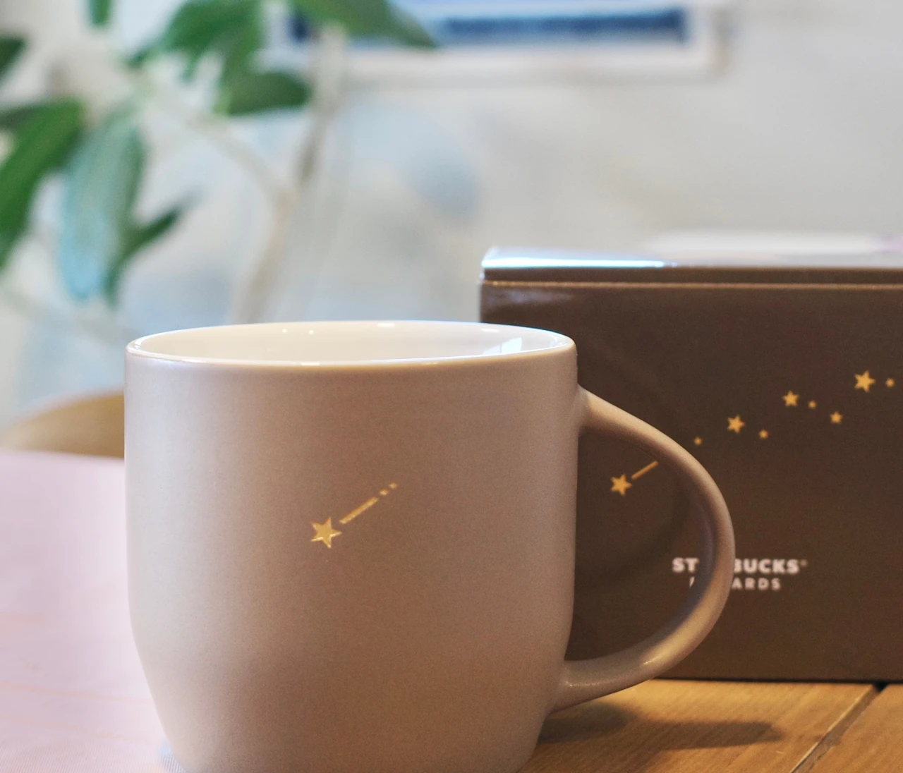 スタバ最新アイテム！ラテカラーのスターマグ