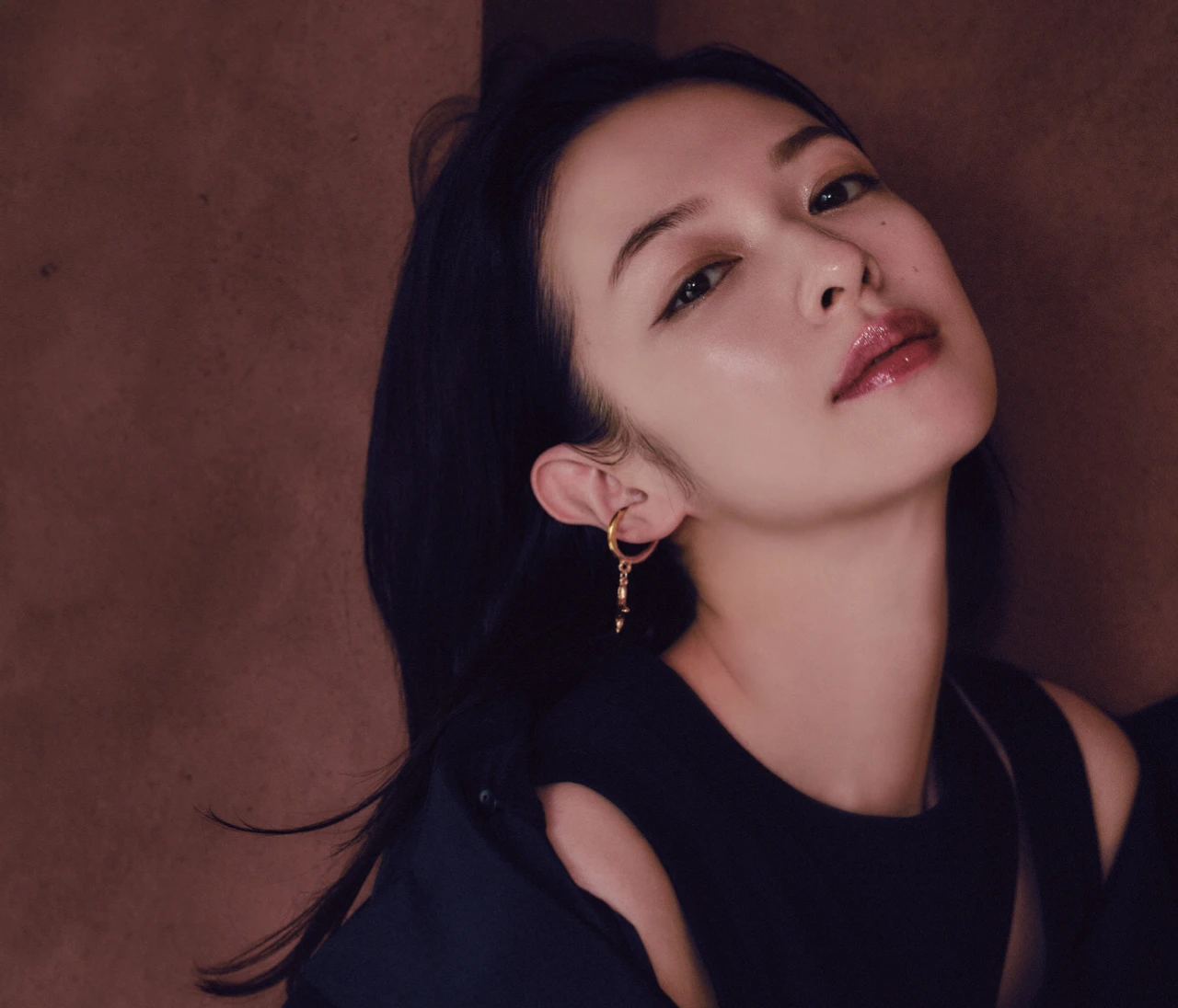 【タンフルリップとは】そのきらめきに視線集中！メタリックボルドーはオーバーリップで魅せる