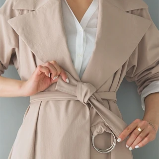 トレンチコートを美シルエットに見せる【抜け感足し】テクニックとは？