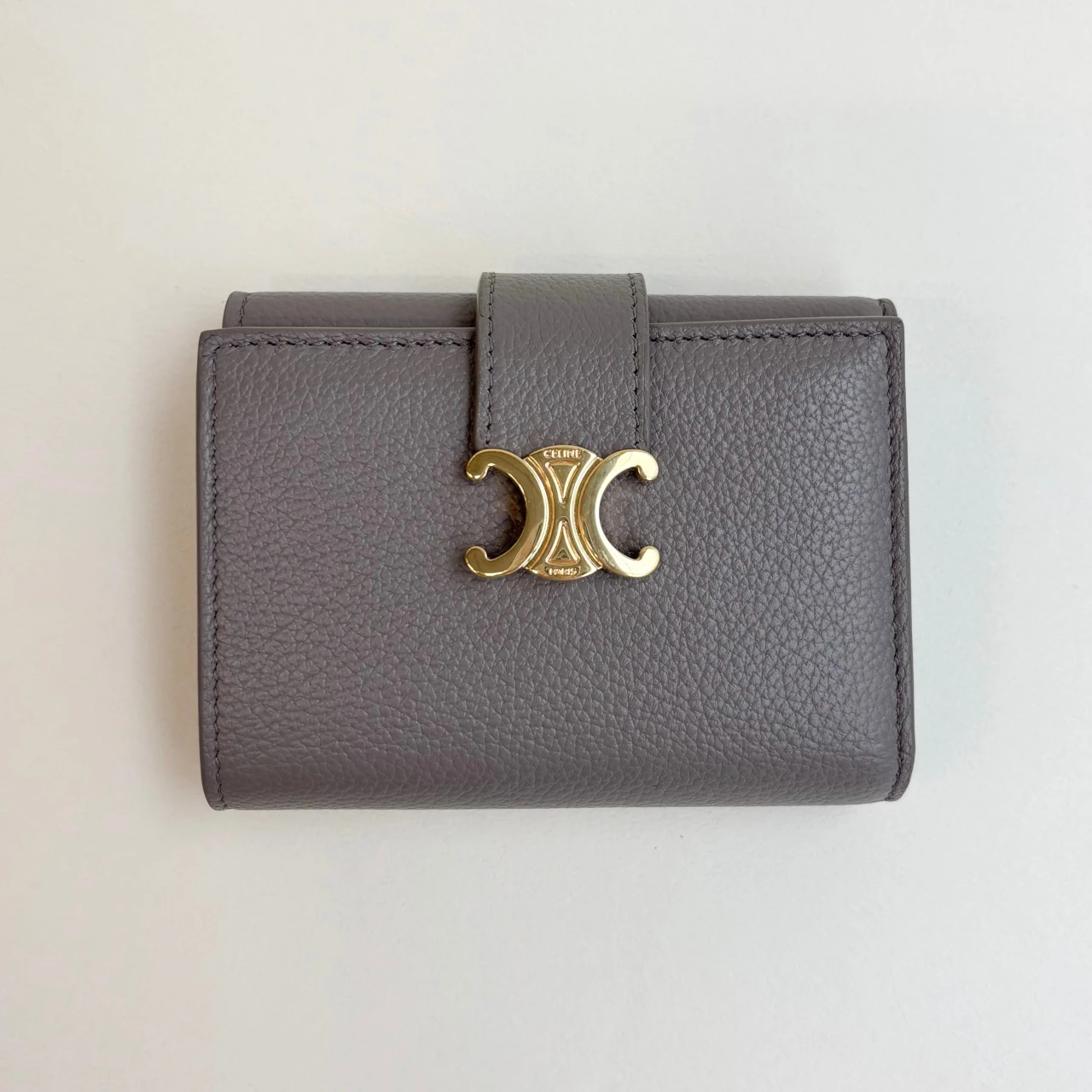 【セリーヌ(CELINE)】の財布を新調! “小さめミディアム”サイズが大正解でした【エディターズピック】