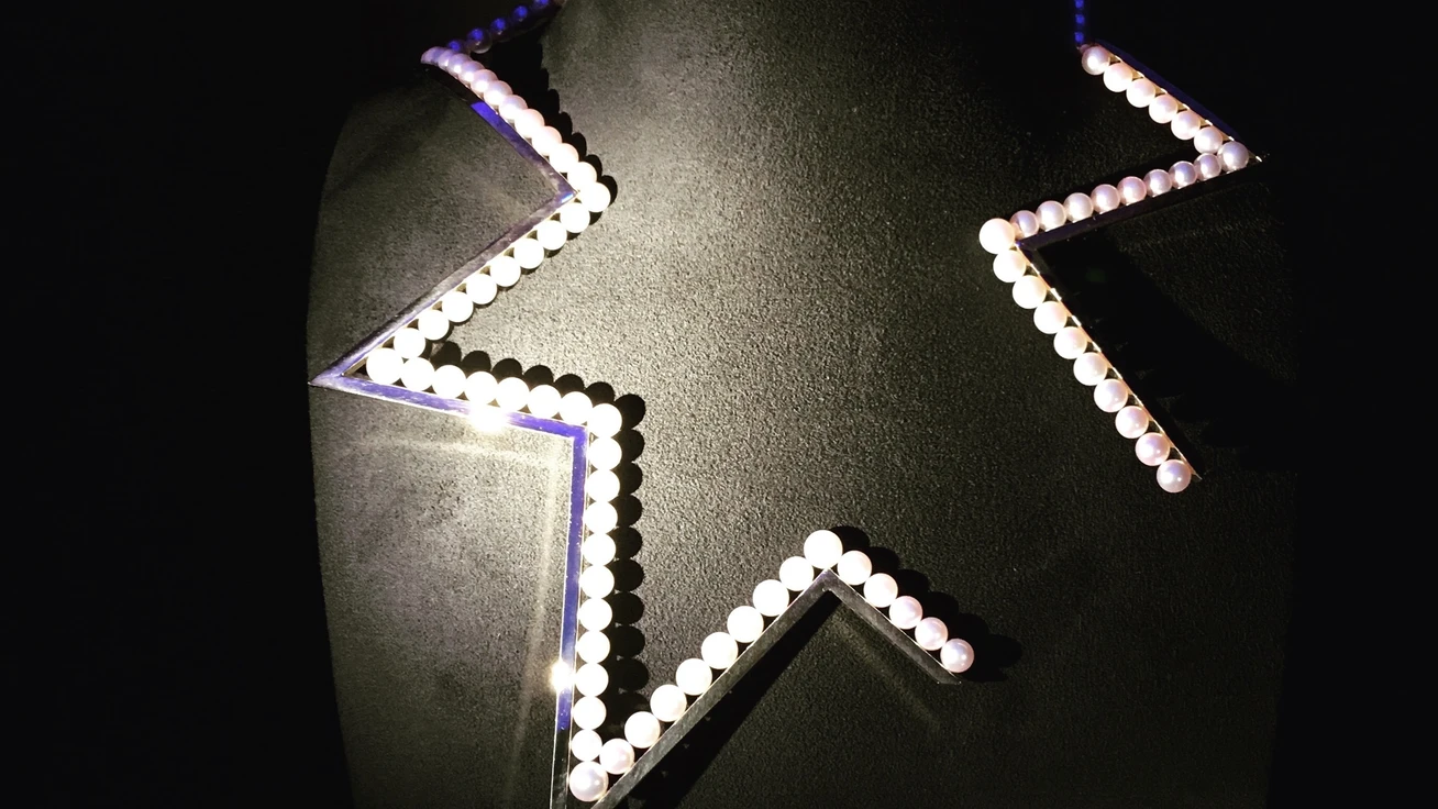 パールをおしゃれに見せるならモダンがキーワード