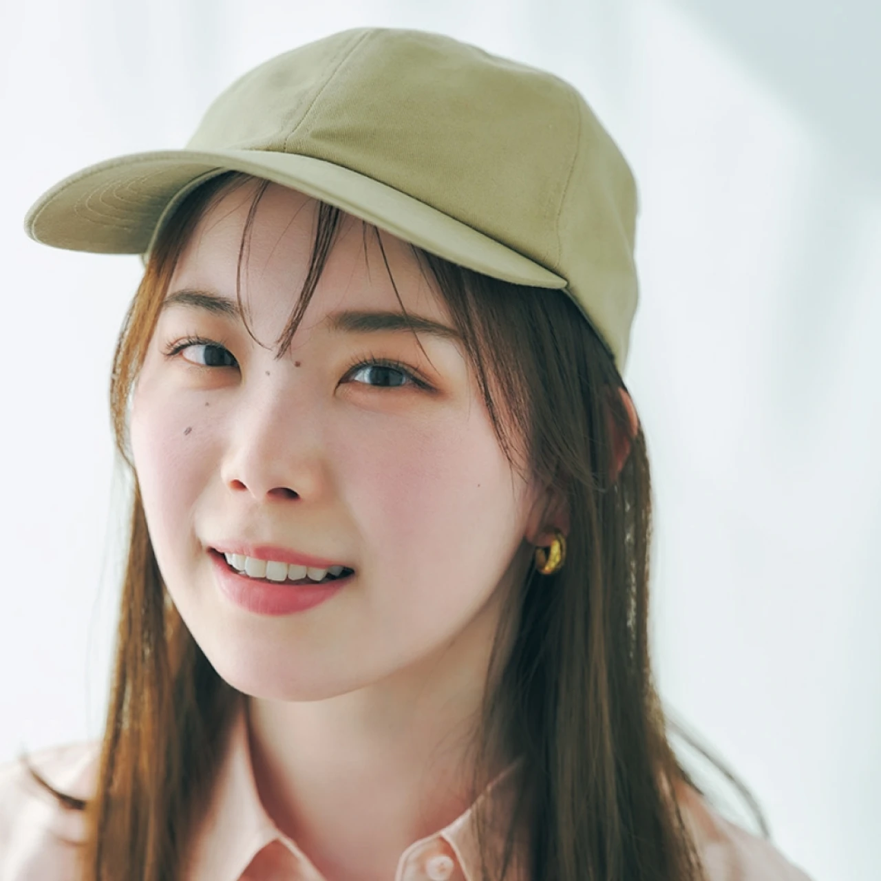 【キャップのあるあるお悩み解決Q&A】自分に似合う形、前髪崩れ、汗対策などヘア＆メイク イワタユイナさんが回答！