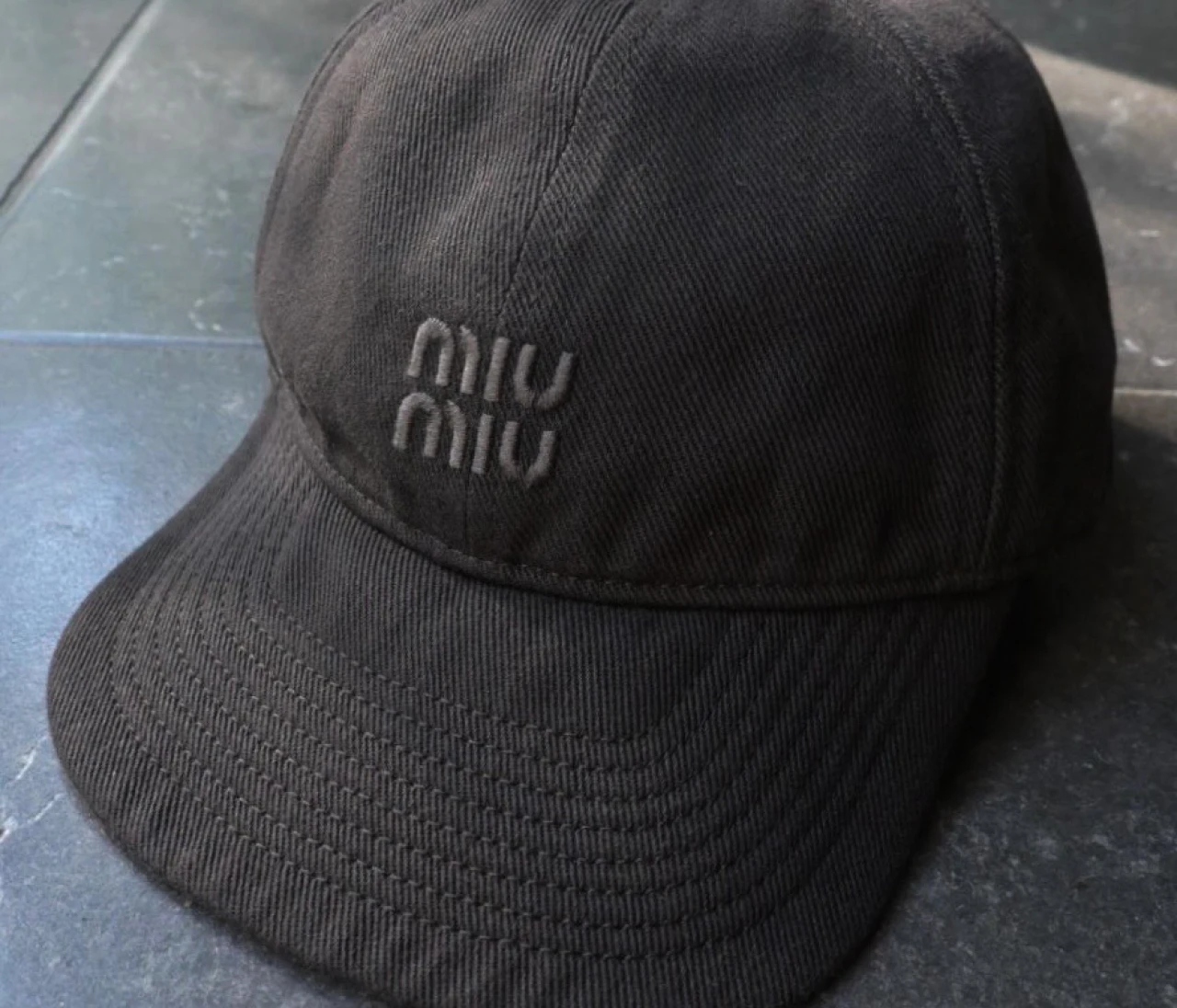 【ミュウミュウ(Miu Miu)】ブラウンのキャップを購入! きれいめ派のスポーツMIXにぴったり【エディターズピック】