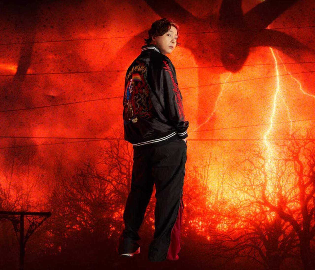 堂本剛さんが着こなす！「ストレンジャー・シングス 未知の世界」コラボアイテム（写真）